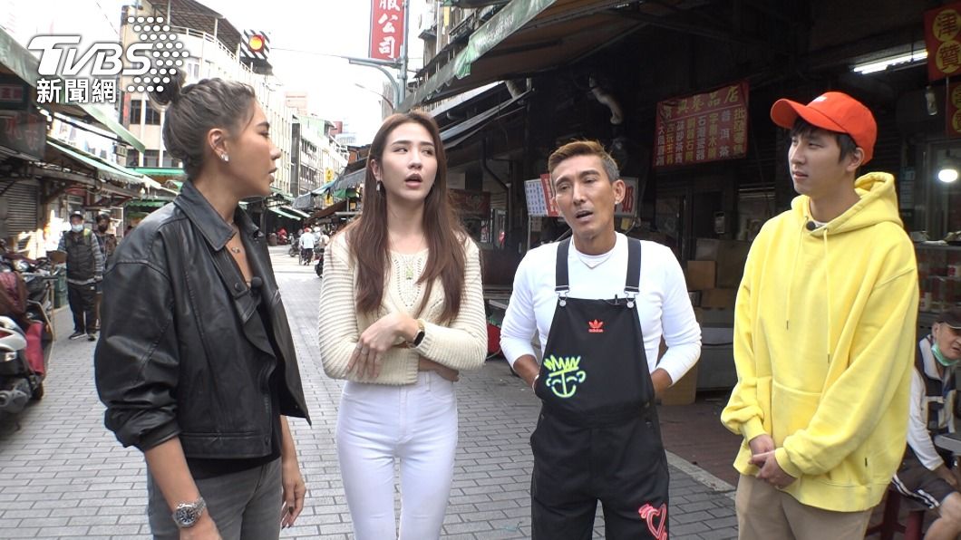 4人同框討論著彼此愛吃的美食。(圖/TVBS)