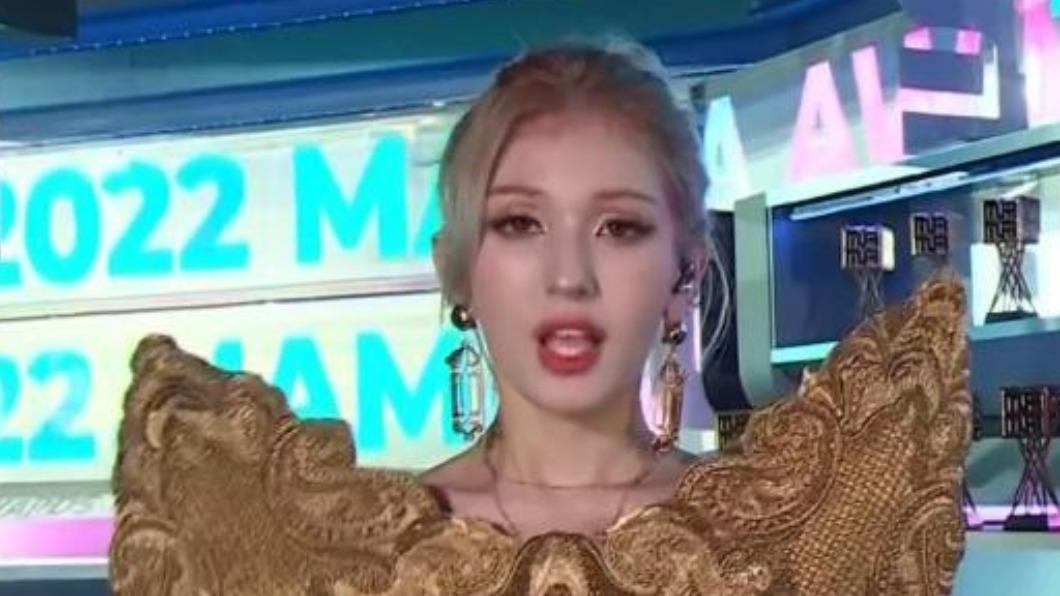 女歌手SOMI在2022 MAMA的服裝與小S撞衫。(圖/翻攝自tvN)