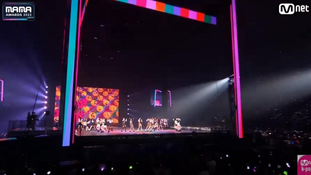導播運鏡不明。(圖/翻攝自Mnet K-POP YouTube)