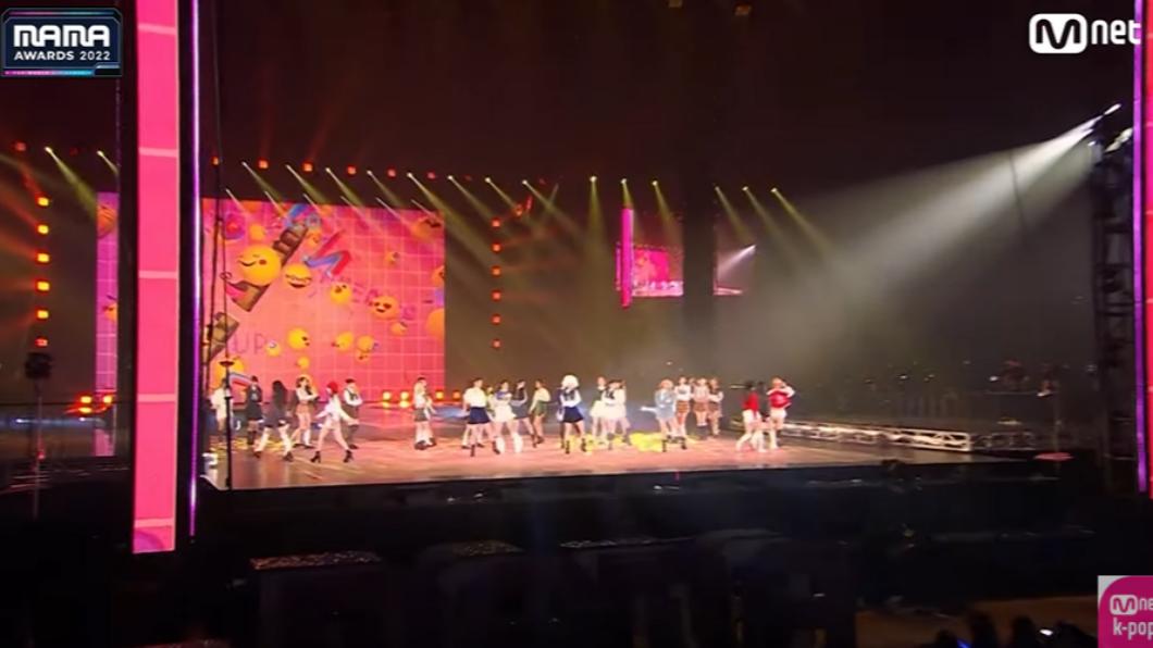 畫面遠到看不到臉。(圖/翻攝自Mnet K-POP YouTube)
