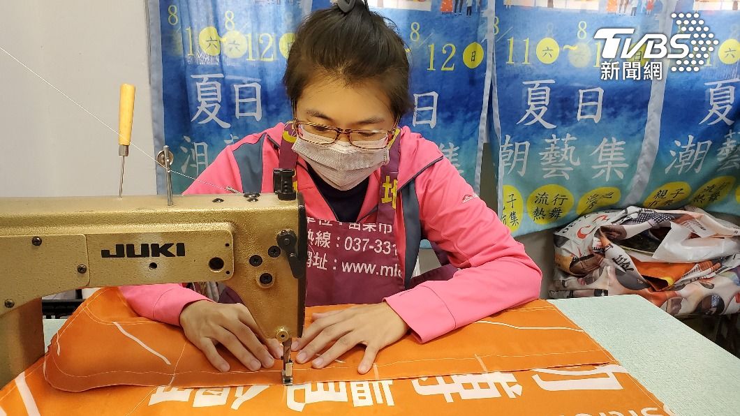 候選人印在袋子上!環保創意小物兼做愛心 新北耶誕城義賣超搶手