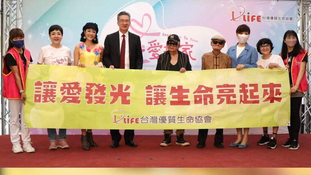 林松義(圖右五)在協會幫助下做訓練舌頭的職能治療。(圖/翻攝自U-Life 台灣優質生命協會臉書)