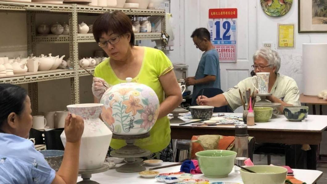 林金花是陶瓷畫家,每年都會舉辦義賣活動。(圖/翻攝自林金花臉書)