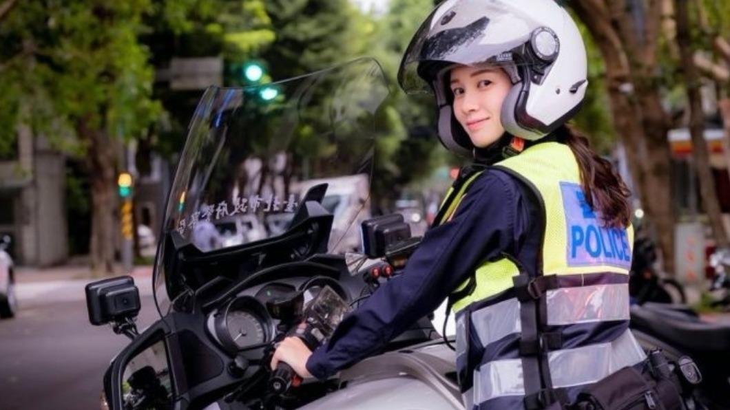 不少網友被照片當中騎乘警用重機的女警吸引。(圖/翻攝自北市好行.交大隨行臉書)