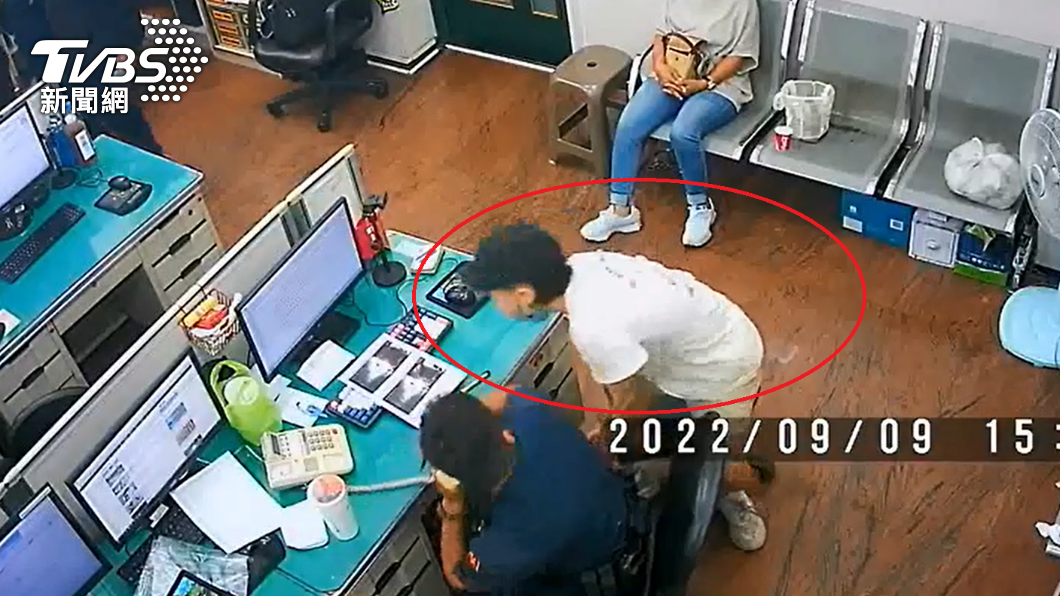 做筆錄不安分!女竊嫌狡猾「拔警配槍」 3員警壓制時掛彩