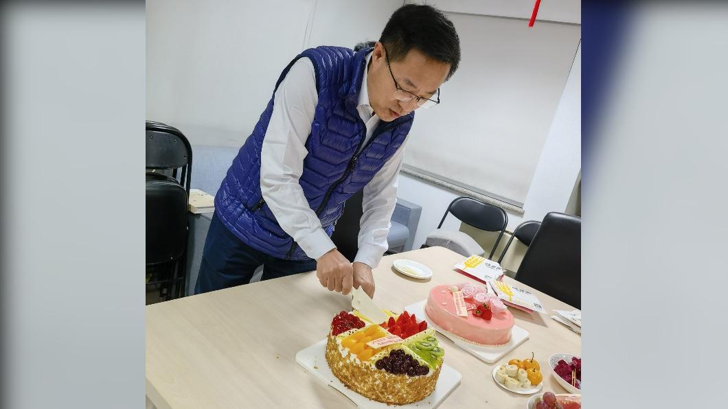 「堅嬸」在11月趙立堅生日時,曬出一張他切蛋糕的照片。(圖/翻攝自 微博@大聰和臭ㄚ頭)