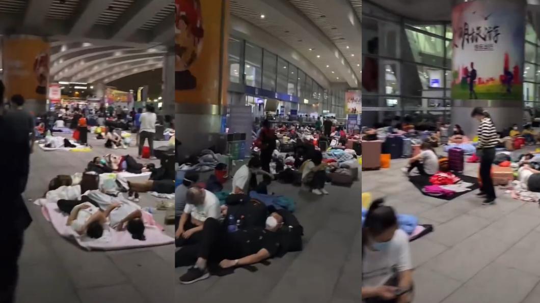 有些搭不上車的民眾只能睡在車站地面。(圖/翻攝自微博)