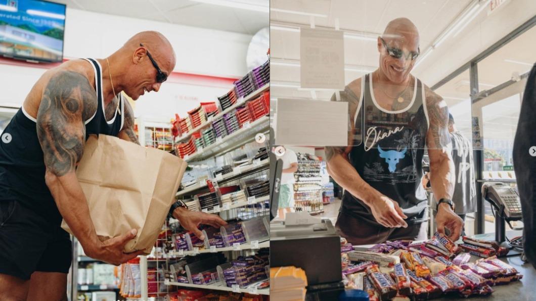 巨石強森掃光貨架上的「士力架」(Snickers)巧克力。(圖/翻攝自Dwayne Johnson Instagram @therock)