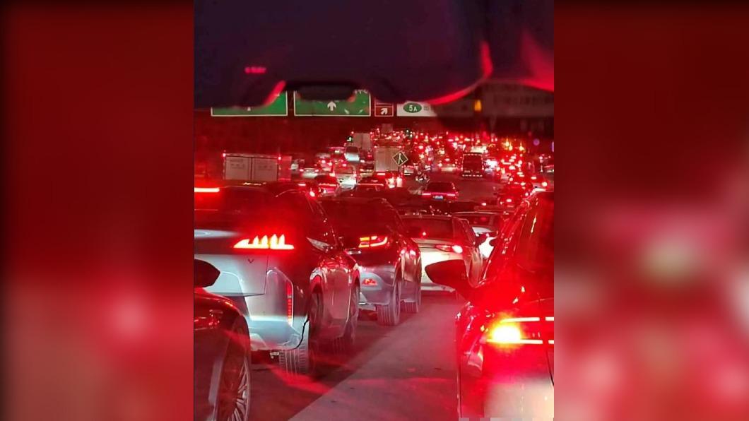 廣州的對外道路半夜大塞車。(圖/翻攝自@whyyoutouzhele推特)