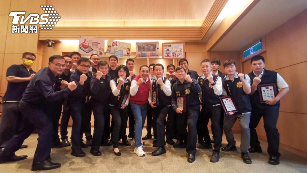 新北市警方日前破獲「台版柬埔寨」案，新北市長侯友宜與有功人員開心合影。（圖／TVBS）