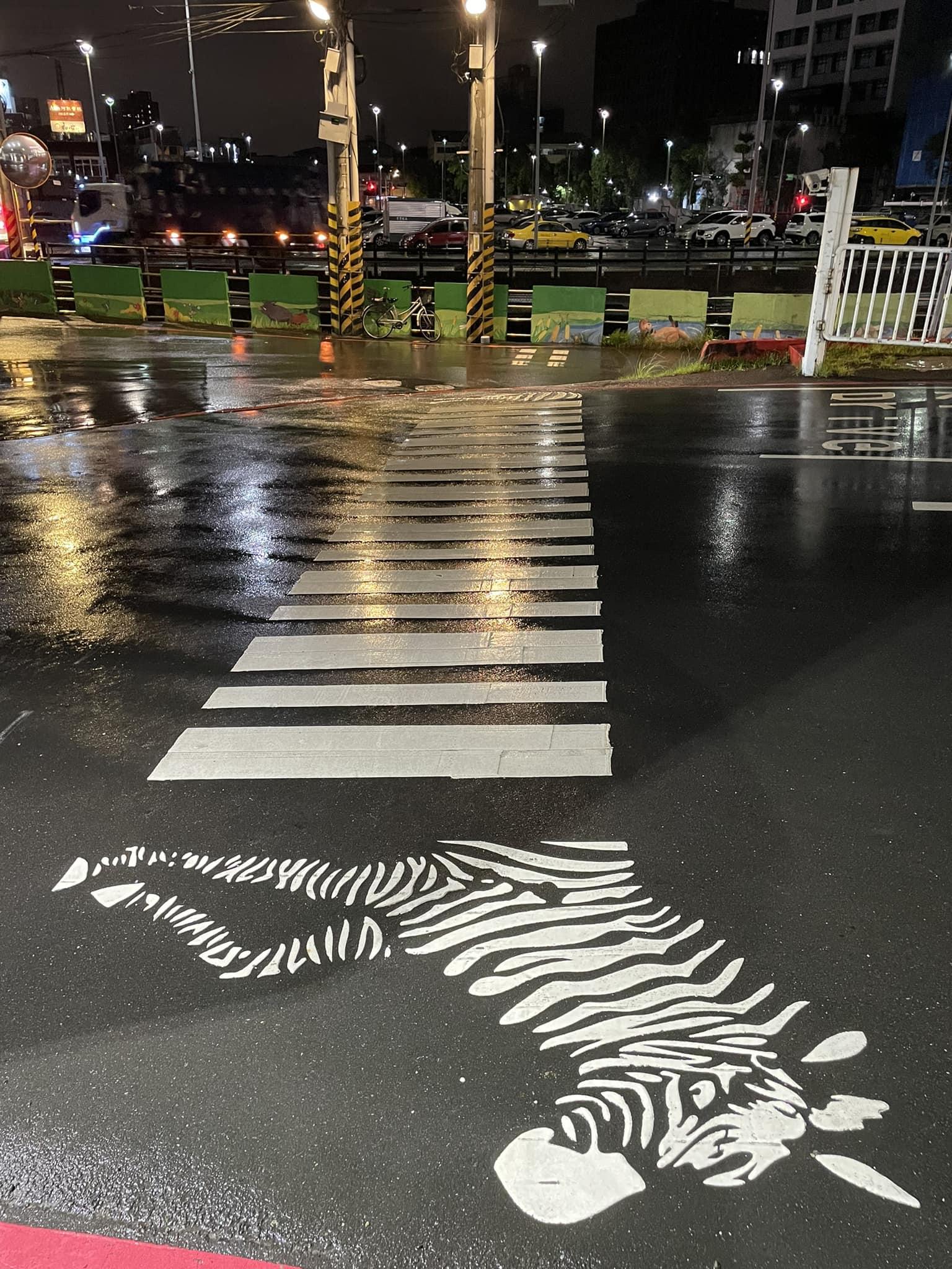 民眾拍下可愛的斑馬線。（圖／翻攝自「路上觀察學院」）