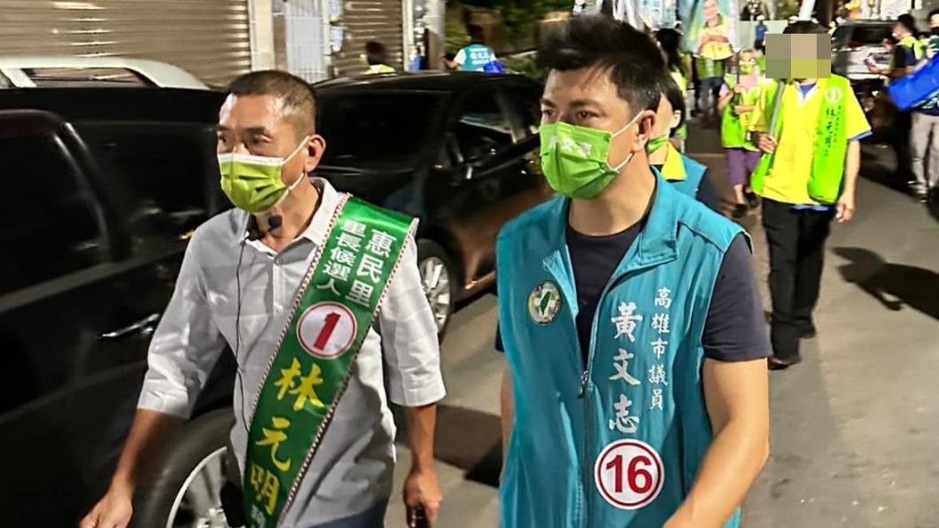 里長候選人林元明(圖左)生前努力拜票。(圖/翻攝自黃文志 高雄市議員臉書)