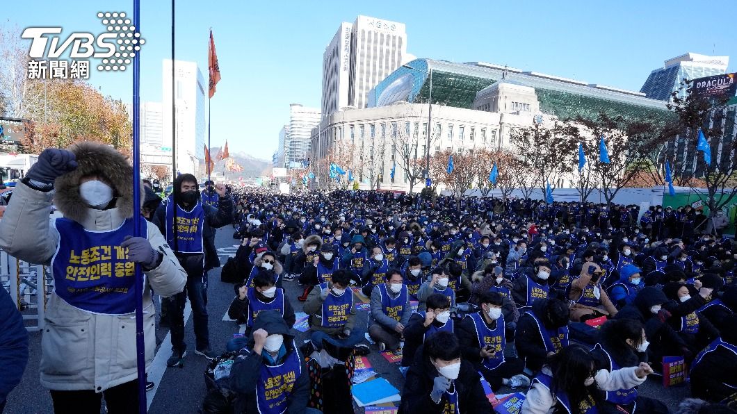 首爾交通公社計畫縮減人力,減輕財務負擔,引起勞方不滿,認為違背過去承諾且罔顧乘客安全。(圖/達志影像美聯社)