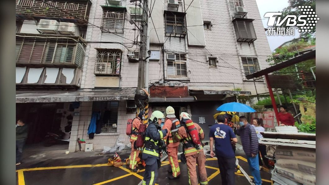 新北汐止稍早傳出火警，警消救出2位住戶。（圖／TVBS）