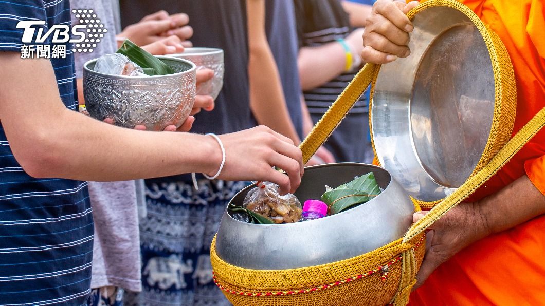 不少信徒會透過捐贈食物來做功德。(示意圖/shutterstock達志影像)