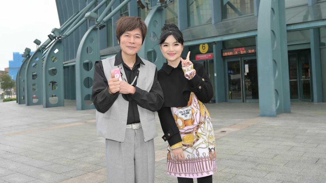 江蕙戀情意外曝光!女星豁出去全說了 爆與洪榮宏親密互動