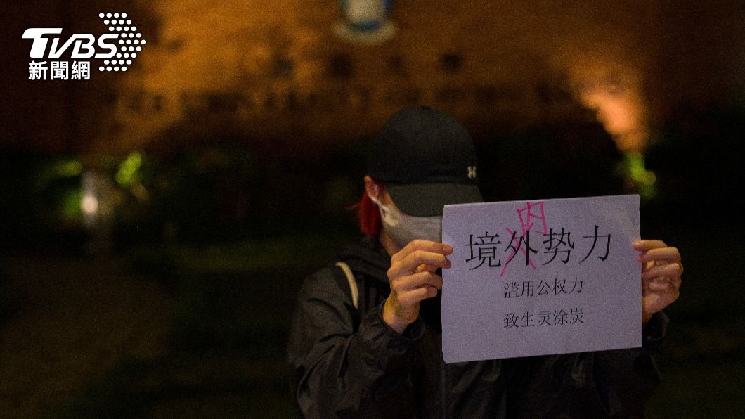 中國各地為聲援白紙革命而上街和平抗議的民眾。(圖/達志影像美聯社)