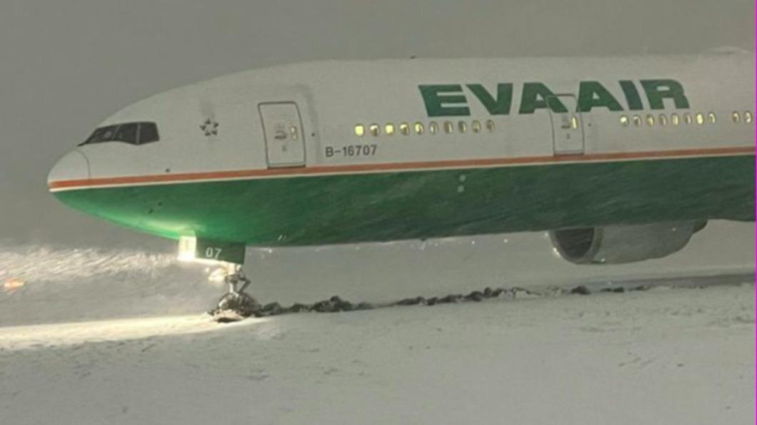長榮飛溫哥華班機　載250名旅客+3嬰滑出跑道　卡大雪畫面曝　