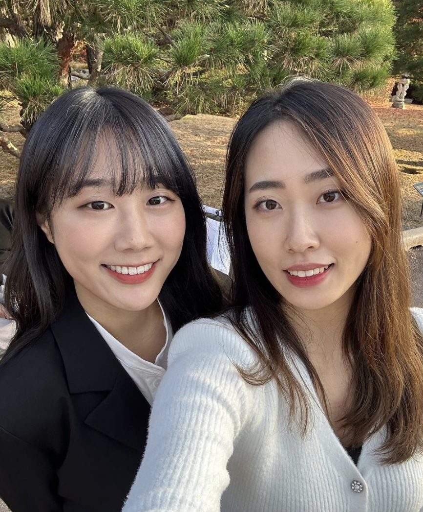 金針菇曬出與堂姐的合照。(圖/翻攝自金針菇IG)