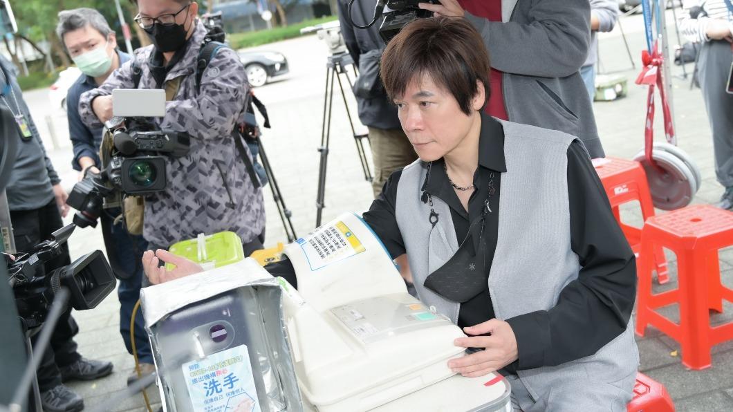 洪榮宏捐血做公益。(圖/寬宏藝術提供)