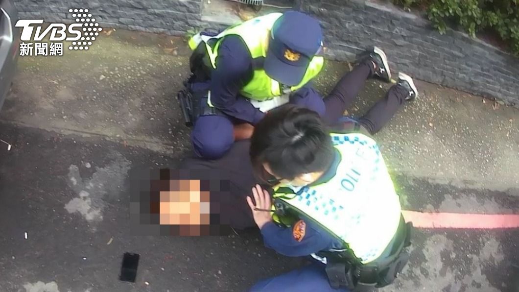 劉男被壓制在地。(圖/TVBS)