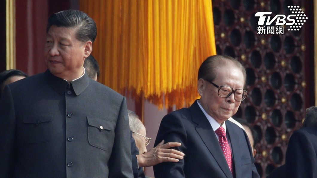 現任中國國家主席習近平(左)與江澤民(右)在中國建國70周年閱兵式上同框。(圖/達志影像路透社)