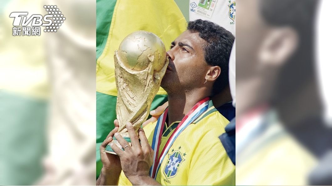 1994年美國世界盃,巴西英雄Romário親吻大力神盃。(圖/達志影像美聯社)