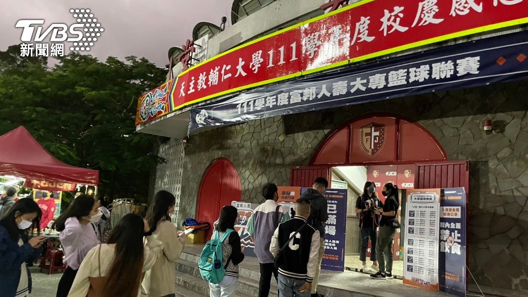 直擊/魔獸降臨輔大!壯觀排隊人龍 笑喊「擠爆中美堂」