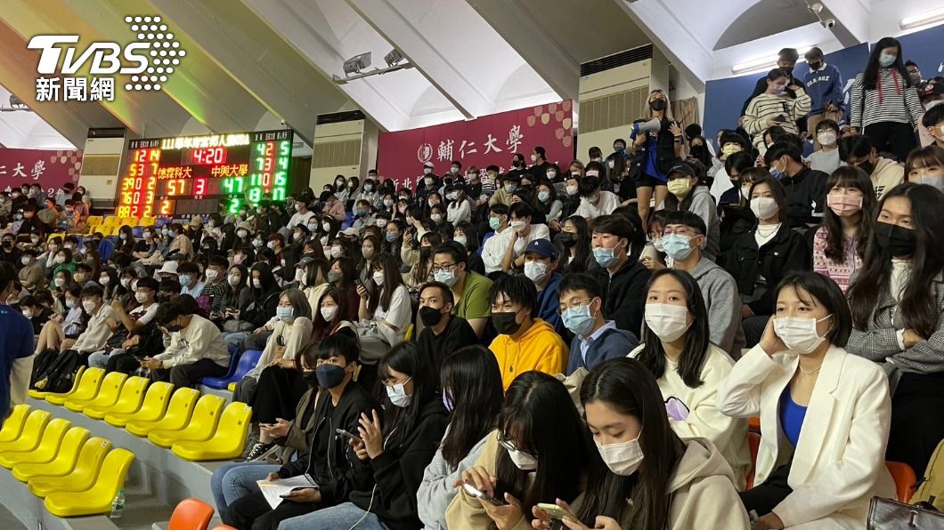 觀眾等候球賽開始。(圖/王翊綺攝)