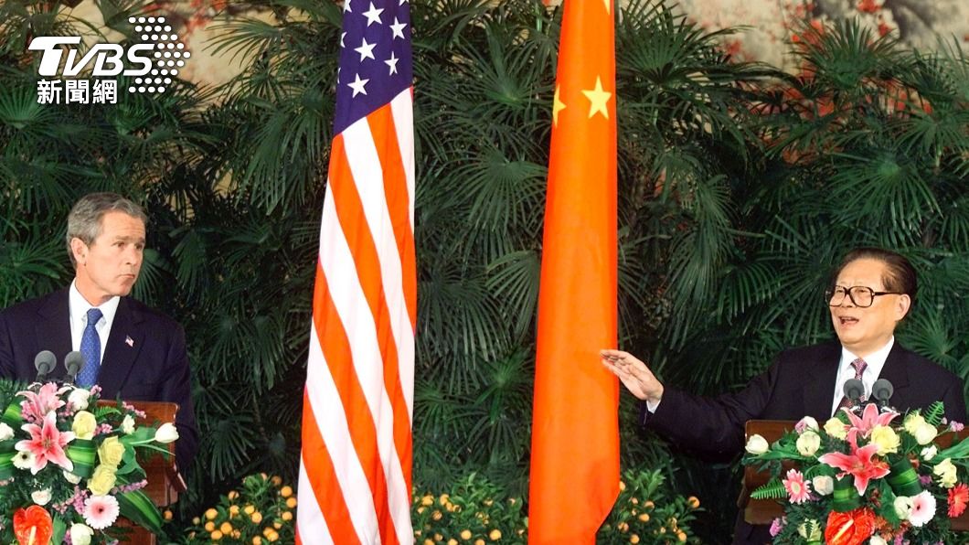 2002年，小布希和江澤民在北京參加聯合新聞發布會。（圖／達志影像路透社）