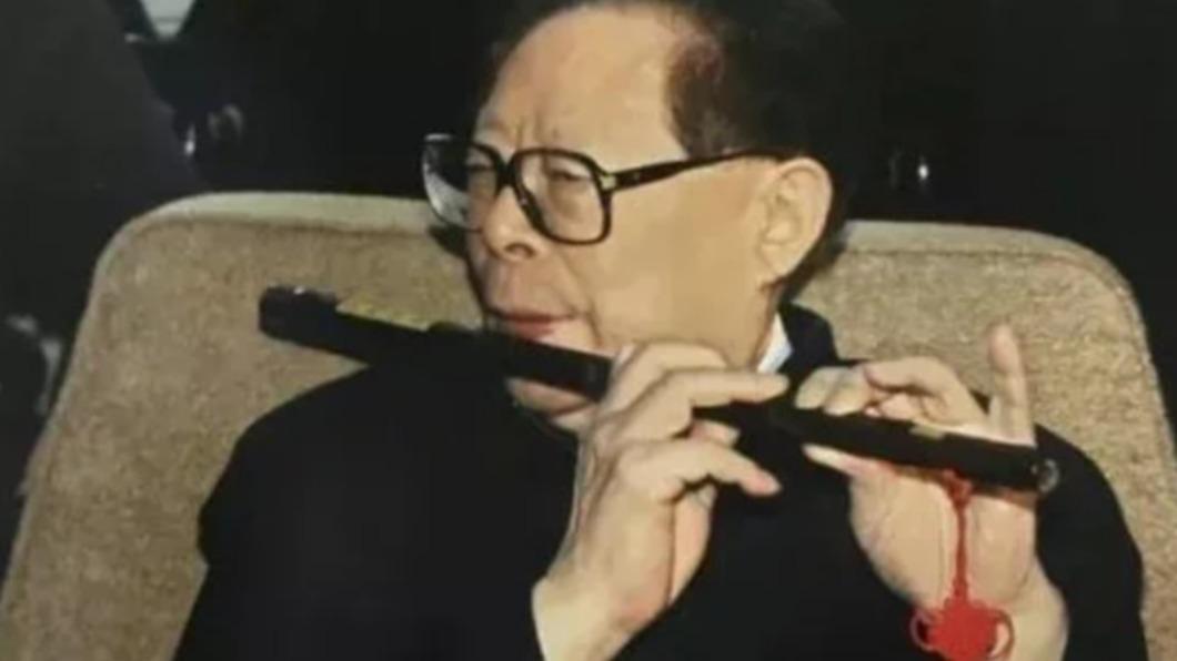江澤民多才多藝，擅長鋼琴、二胡、笛子等樂器。（圖／翻攝自 微信）