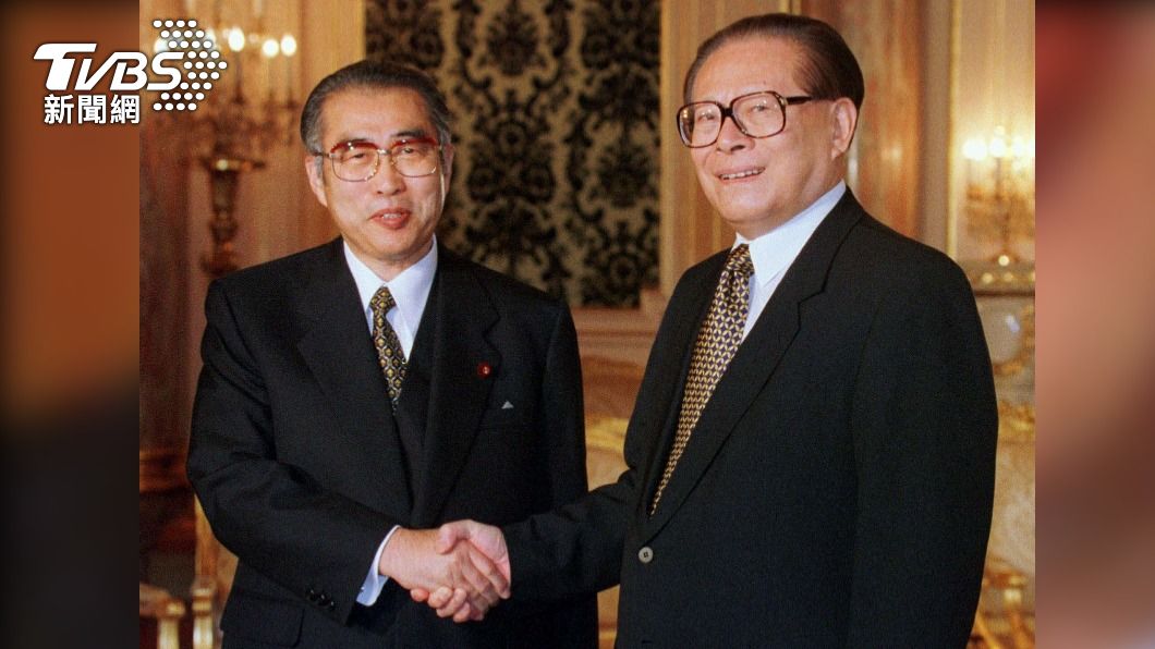 江澤民於1998年訪日,與當時總理小渕惠三合影。(圖/達志影像美聯社)