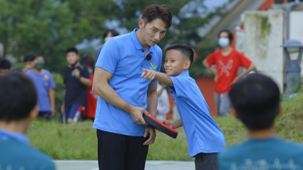 小學生跟温昇豪(左)的互動頗佳。(圖/三立提供)