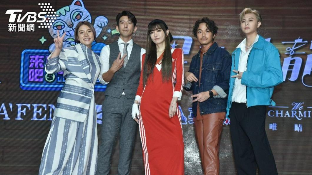 謝依霖（左起）、修杰楷、謝金燕、楊銘威、王子合體開髮廊。（圖／梁恩誌攝）
