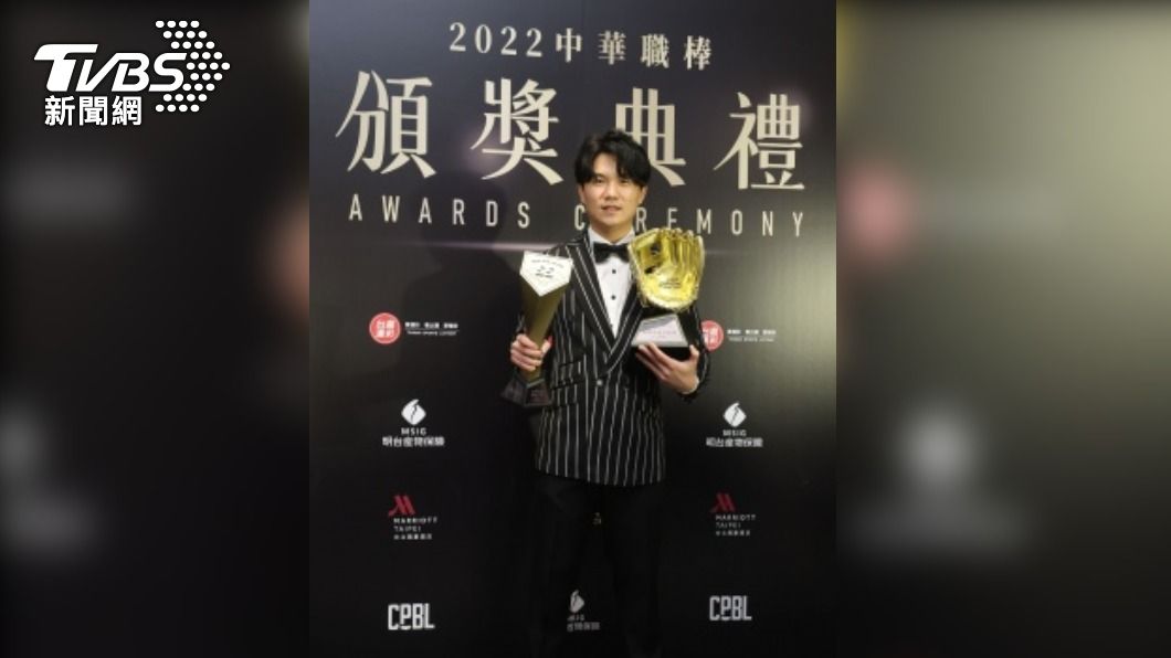 江坤宇拿下渴望的美技獎　守備遇狀況唱歌發洩