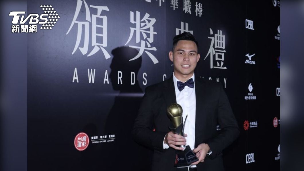 味全龍隊投手陳冠偉 拿下中職年度新人王