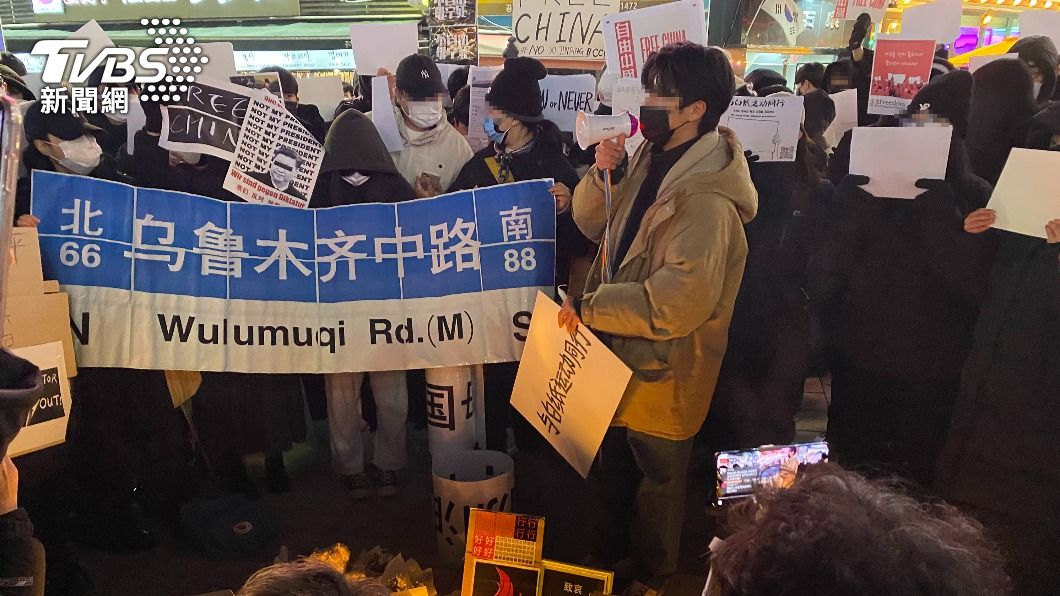 逾百人11月30日晚間前往首爾弘大,參與中國留學生發起的燭光悼念活動。(圖/中央社)