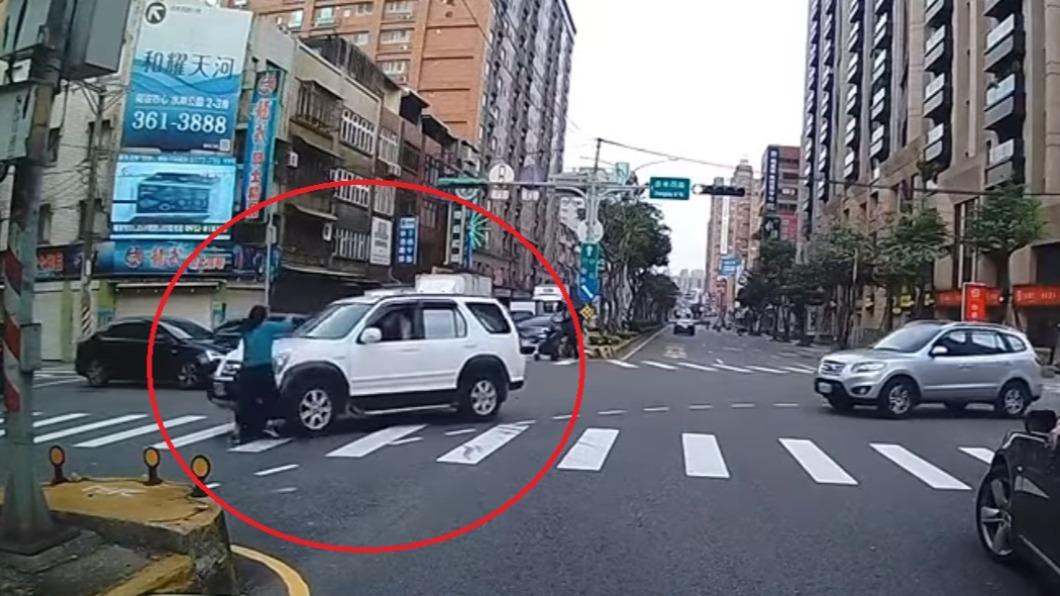 女子走斑馬線過馬路遭擦撞。（圖／翻攝自爆廢公社二館）