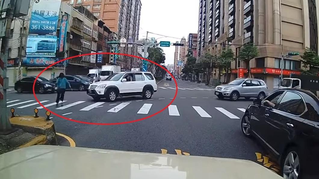 白色休旅車經過斑馬線未減速撞到婦人。（圖／翻攝自爆廢公社二館）