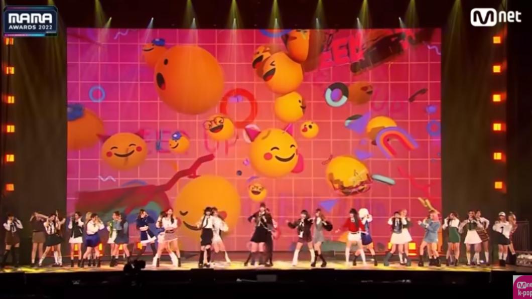 這次的合作舞台被批評非常混亂。（圖／翻攝自 Mnet K-POP Youtube）