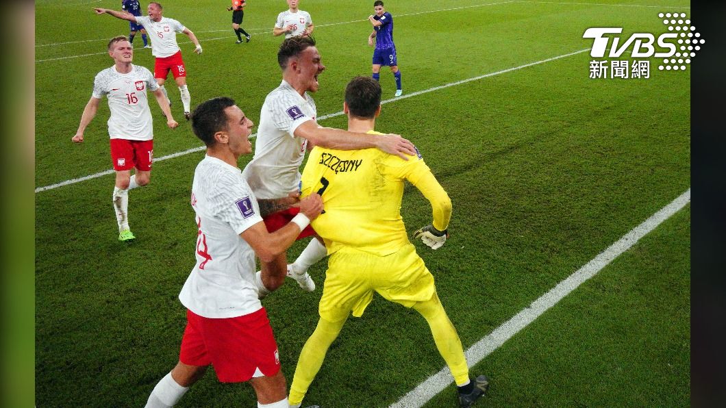 波蘭球員一同慶祝擋下梅西的12碼罰球，也讓史澤斯尼的表現獲得關注。（圖／達志影像路透）
