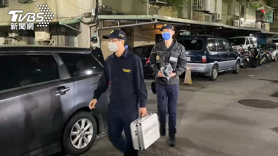 新北三重昨日傳出殺夫命案,鑑識人員到場採證。(圖/TVBS)