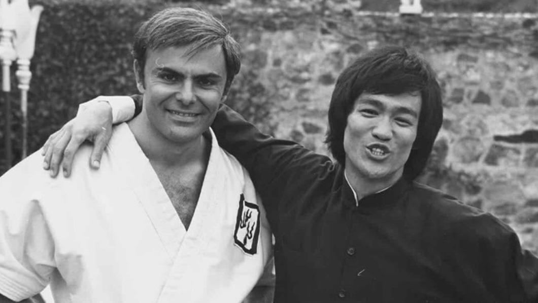 李小龍(右)主演《龍爭虎鬥》。(圖/翻攝自IMDB)