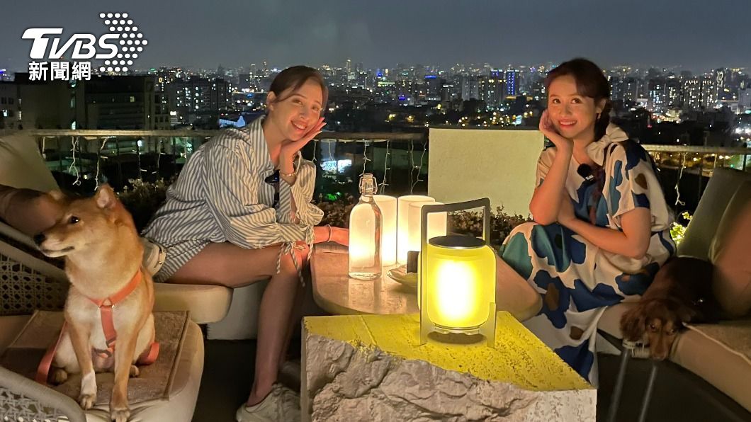 歐陽妮妮與吳姍儒帶狗狗共進晚餐。(圖/TVBS)