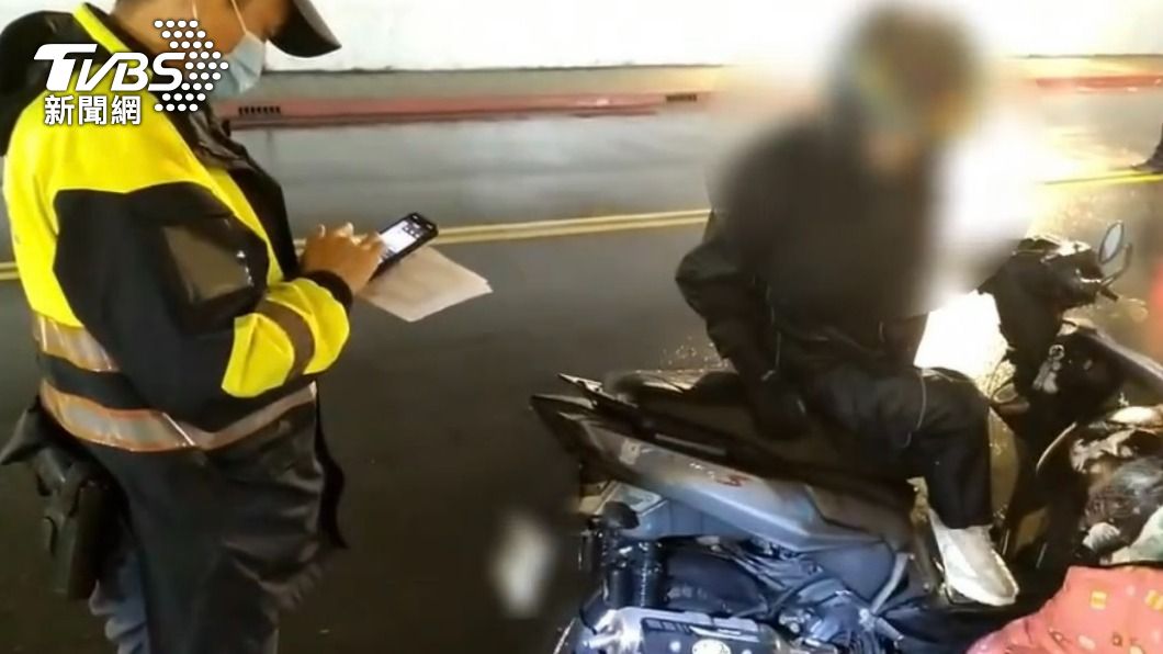 警方也針對改裝排氣管的噪音車取締。（圖／TVBS）