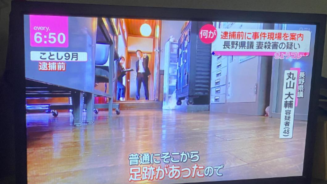 丸山帶記者看妻子陳屍地點。(圖/翻攝自推特@g_t_anitetu)