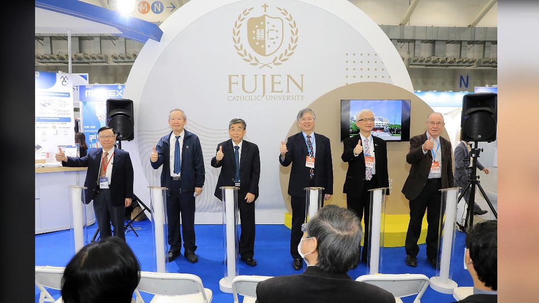 輔大與輔醫攜手智慧醫療第二發 推「三合一可攜式智慧型磅秤」