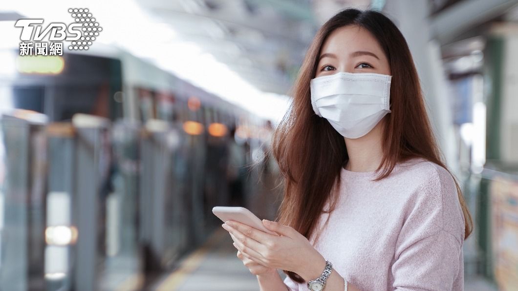 室外口罩規範以民眾自行評估、自主防疫為主。(示意圖/Shutterstock達志影像)