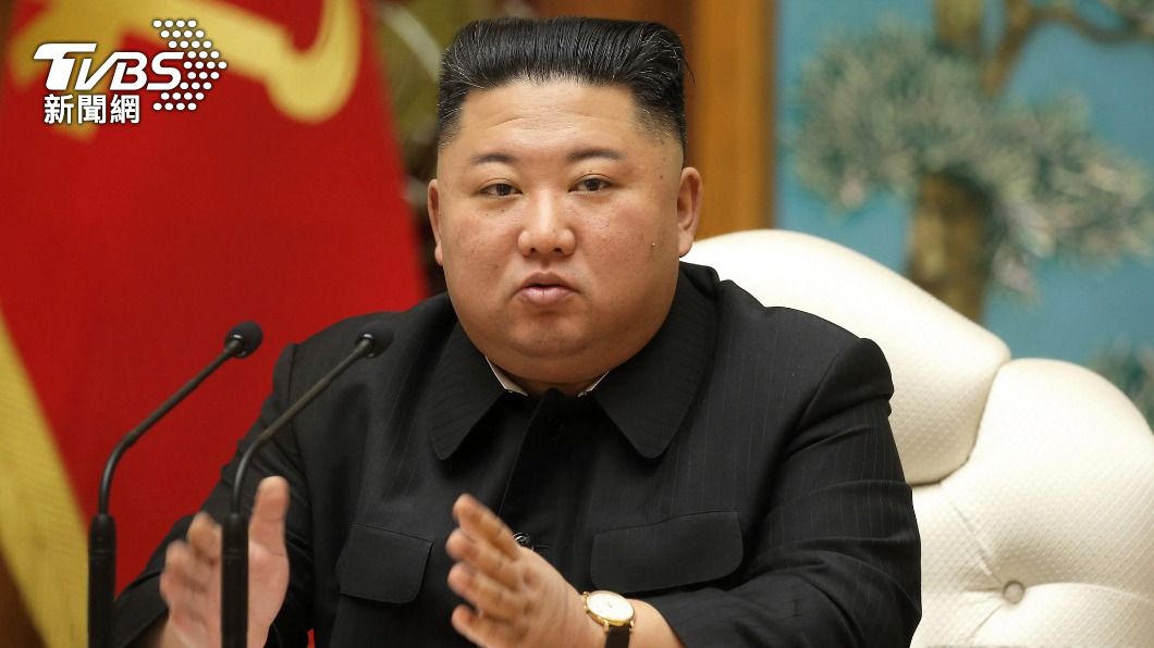 金正恩授予空軍指揮官與飛行員們「英雄」稱號，同時提拔軍階並贈予禮服。（圖／達志影像美聯社）