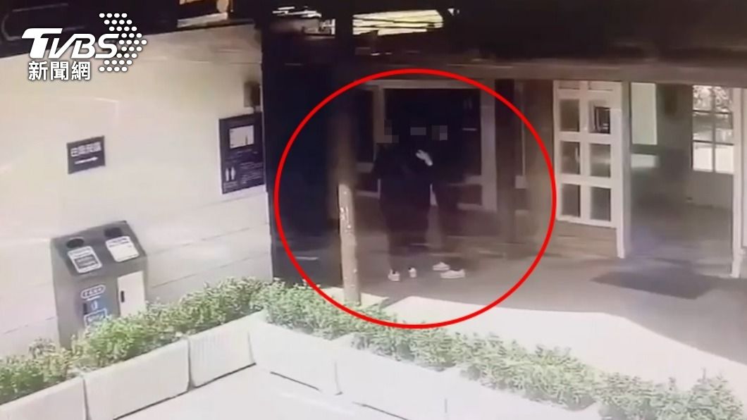 被害人與親友把將嫌留置在現場。(圖/TVBS)